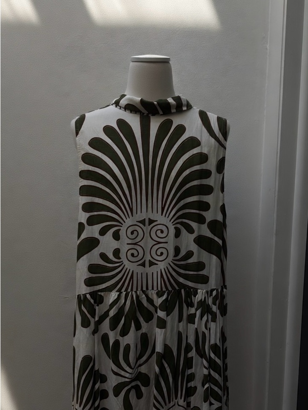 Sleeveless maxi Lagenlook, bold olive botanical print - Picture 3 of 5